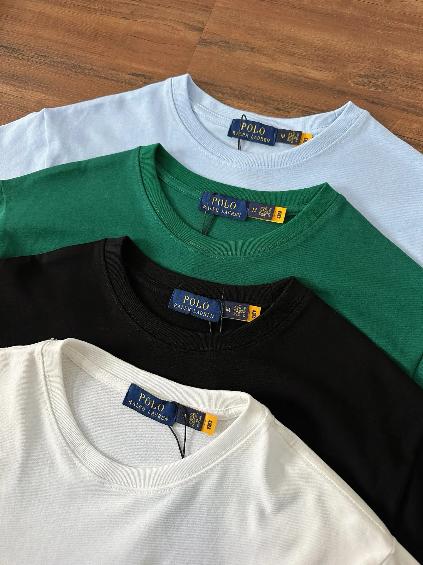 P130 Style number: RL004】Ralph Lauren/Ralph Lauren 25ss summer new round-neck T-shirt with English letter embroidery. The main logo on the neck has a QR code mark, which can be scanned for verification, and the detailed English letter logo embroidery is all high-density, all made by imported Tajima machines, which distinguishes low-quality products on the market. 32 counts, 240g hydrophilic toner, 100% cotton fabric, comfortable and soft, highly breathable, focusing on high-end cost-effectiveness, needless to say good quality. Available in a variety of colors, both boys and girls can try this genderless style, giving them a yuppie tone in no time. Immerse yourself in your leisurely style, and have your own style in retro. Natural, vivid and very French romantic feelings, perfectly integrating youthful atmosphere and trend. Color: Black, White, Green, Colorful Blue Size: S-xL S Shoulder width 44 Bust 104 Sleeve length 23 Clothing length 72 M Shoulder width 45 Bust 108 Sleeve length 24 Clothing length 74 L Shoulder width 46 Bust 112 Sleeve length 25 Clothing length 76 xL Shoulder width 47 Bust 116 Sleeve length 26 Clothing length 78